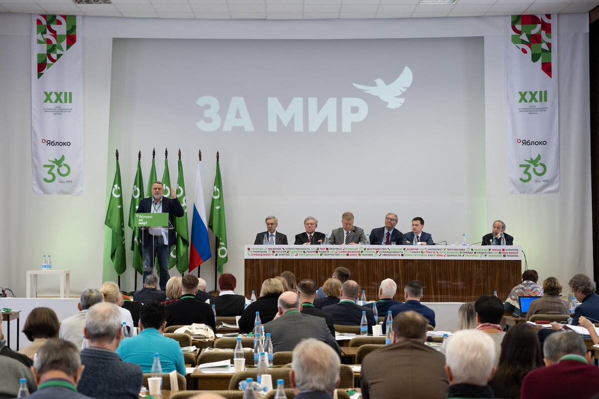 Член Федерального политкомитета партии Игорь Артемьев выступает на съезде 9 декабря. Фото: пресс-служба партии