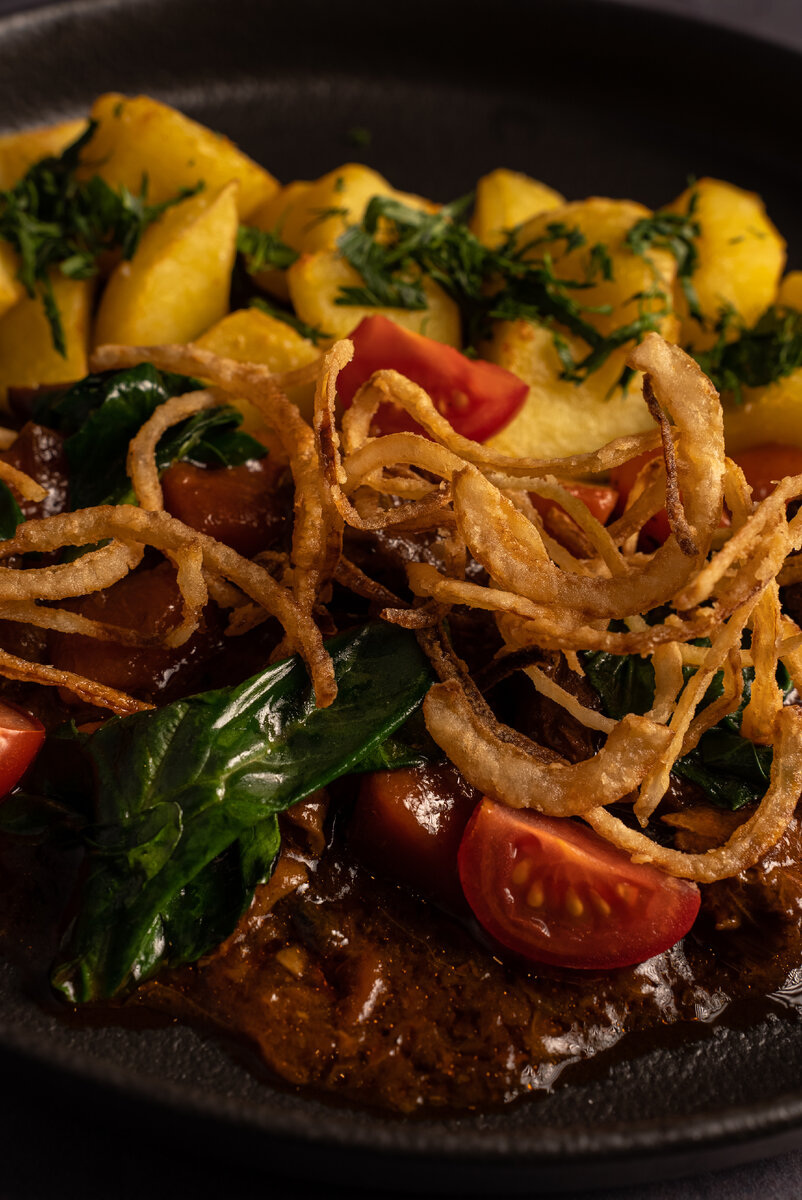 Говядина томленая в пиве, Ресторан "The Бык", 300 рублей. 