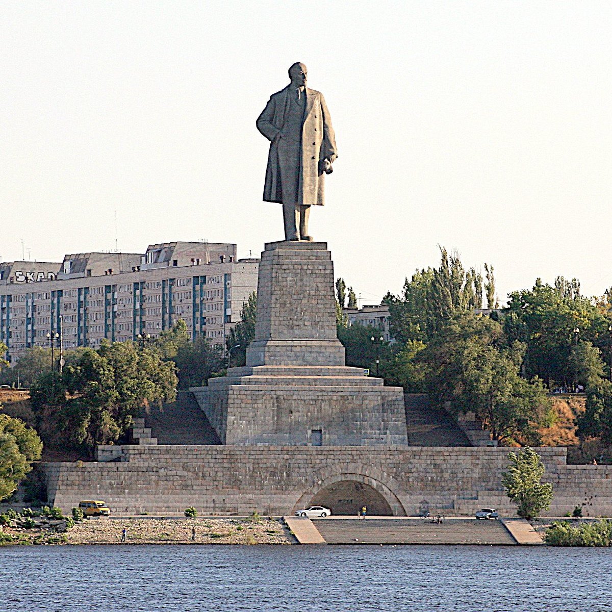 Самой большой памятник ленину. Монумент Ленина в Волгограде. Памятник Ленину Волгоград Красноармейский. Самый большой памятник Ленину в Волгограде. Памятник Ленину у входа в Волго-Донской канал.