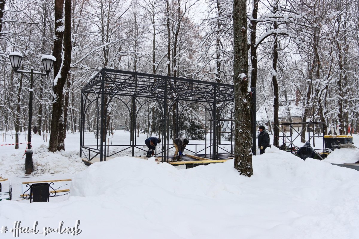    Виртуальный книжный шкаф устанавливают на улице в Смоленске