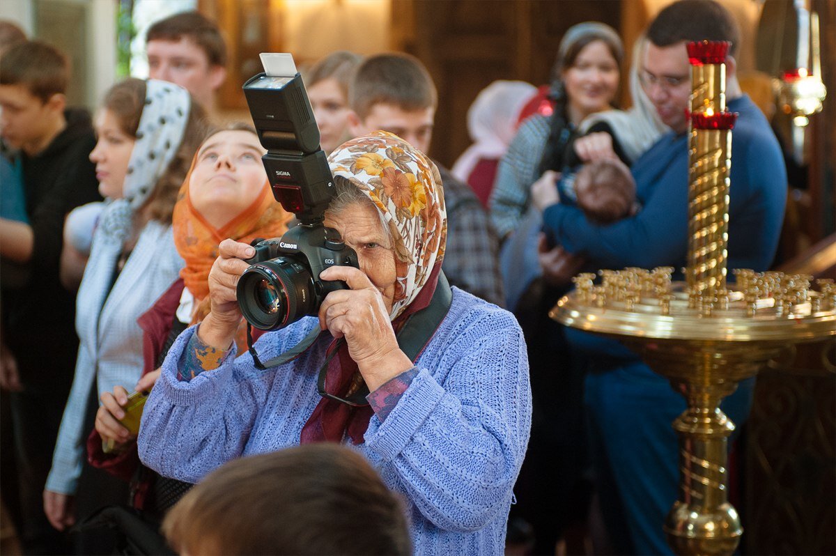 Люди в православном храме