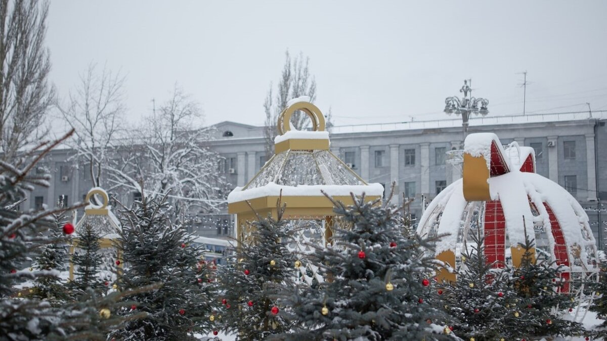    В Курске приступили к новогоднему украшению Красной площади