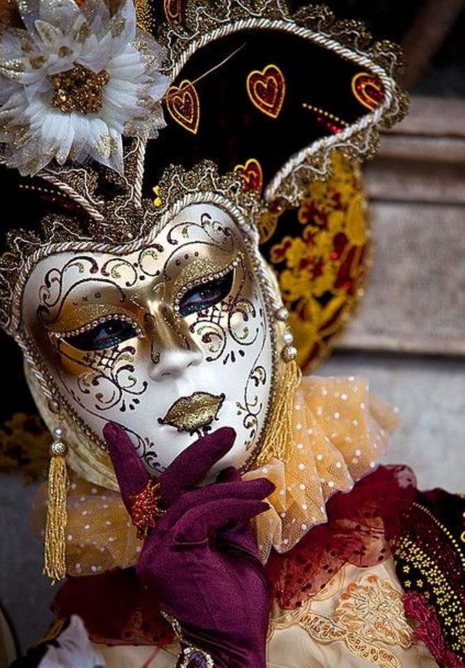 Маски венецианского карнавала представляют собой богатую палитру образов и символов, пленяющих воображение на протяжении веков.