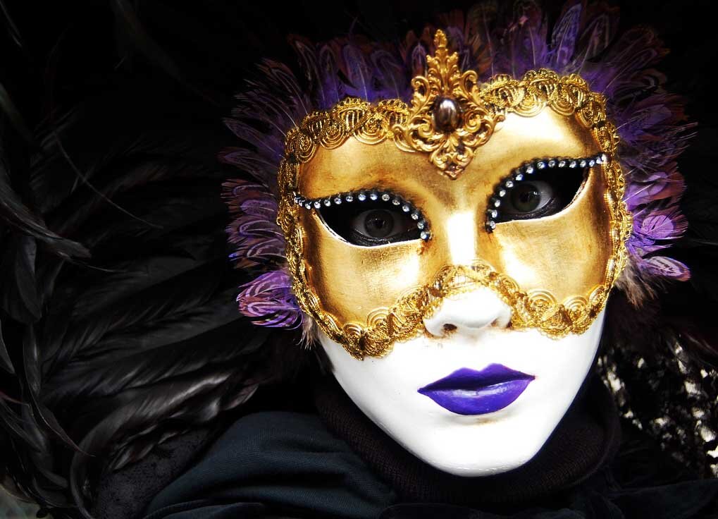 Венецианский карнавал маски. Маски венецианские карнавальные. Маска венецианская. Венецианский карнавал праздник марии. Карнавальное шествие в венеции.