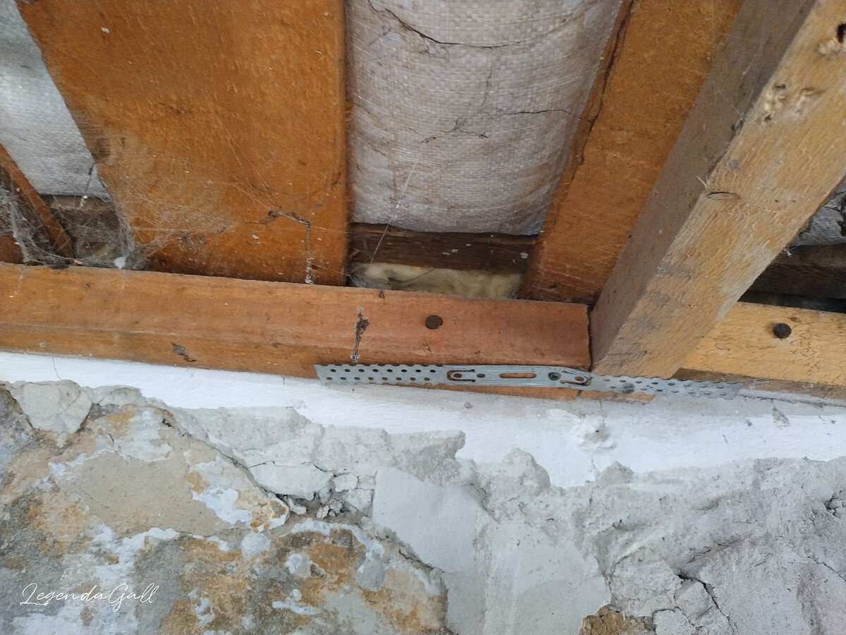 А вдоль стен вообще отсутствует какая-либо теплоизоляция