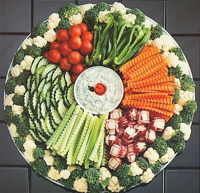 Украшать овощи. Красиво выложить овощи. Красиво сервировать овощи. Выкладка овощей на тарелке. Нарезка на праздничный стол.
