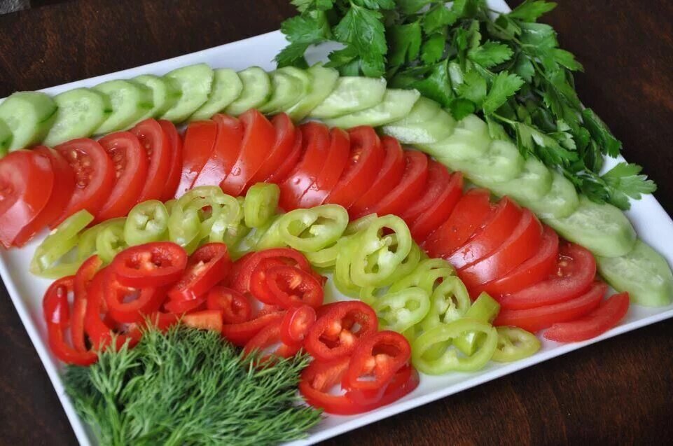 Нарезки огурцов и помидоров на стол. Овощная нарезка. Красивые овощные нарезки. Простая овощная нарезка. Красиво порезать овощи на стол.