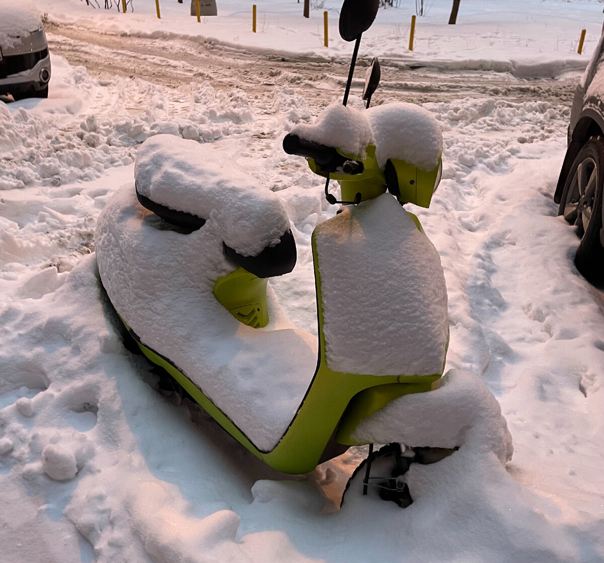 Грустный скутер у нас во дворе