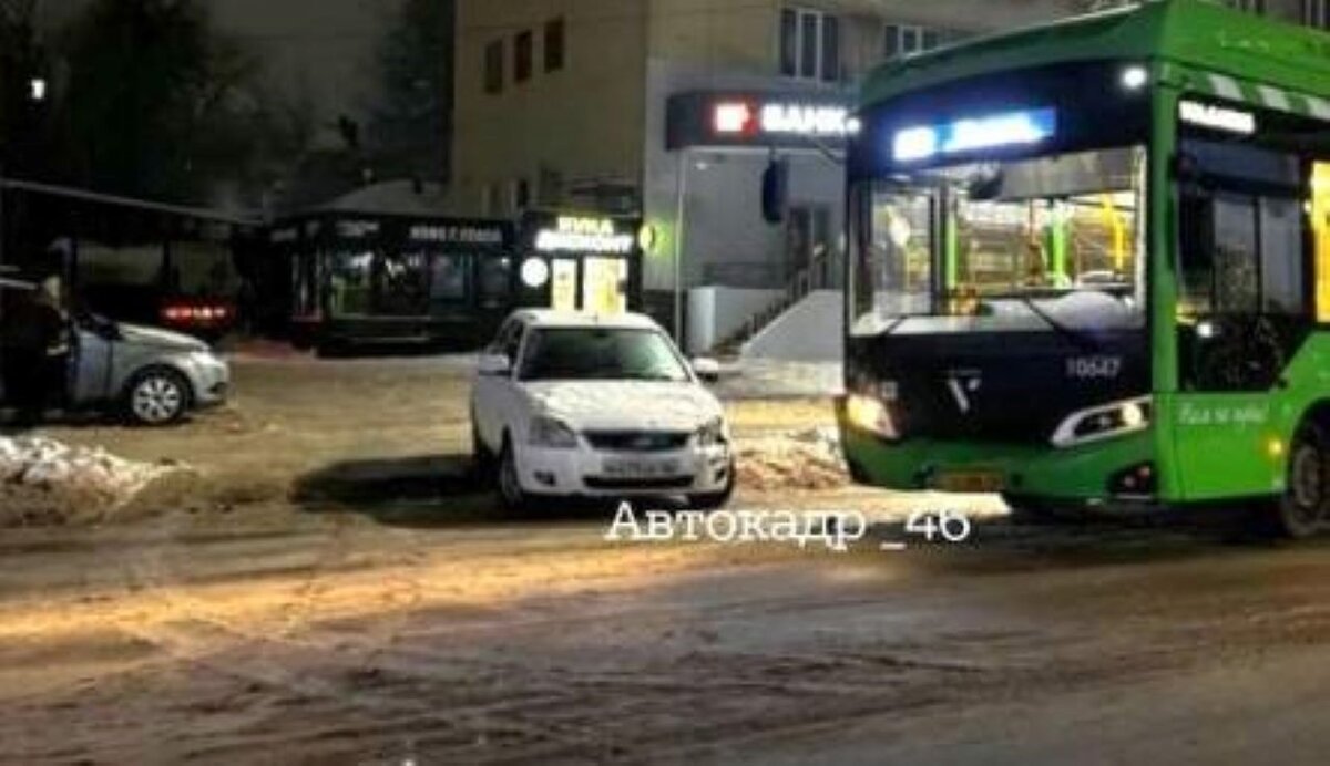    В Курске на улице Ленина столкнулись легковушка и автобус