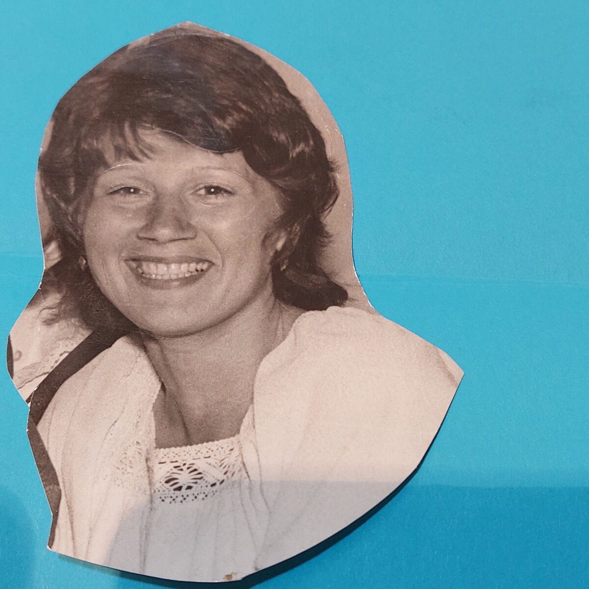 Это я. Июнь 1976г. Институт окончен. Все прекрасно. Ура. Альбом студенческий разбираю наконец-то.