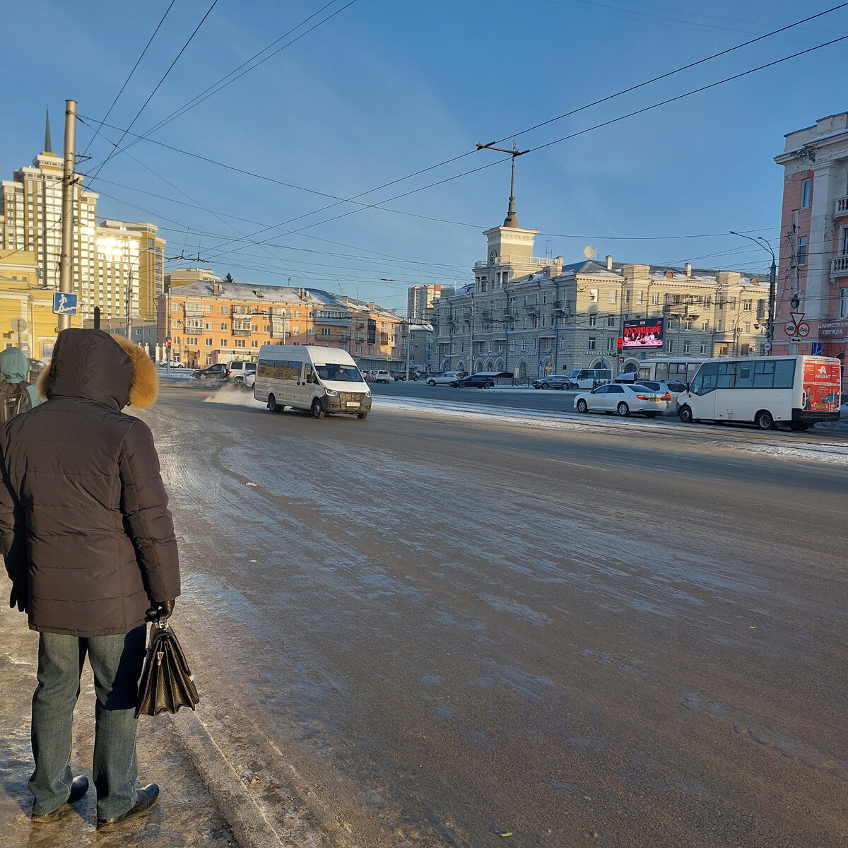 Лед блестит на проезжей части. Его немного, а вот на тротуарах очень много...Площадь Октября.