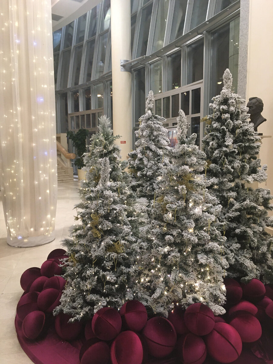 Ёлки в фойе Светлановского зала ММДМ на втором этаже