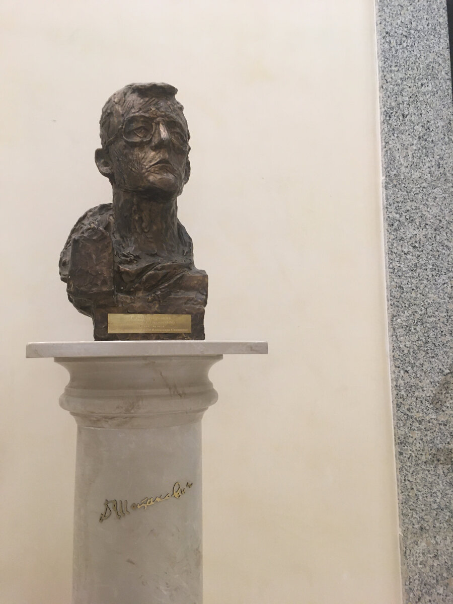 Бюст Шостаковича в фойе Светлановского зала ММДМ на втором этаже