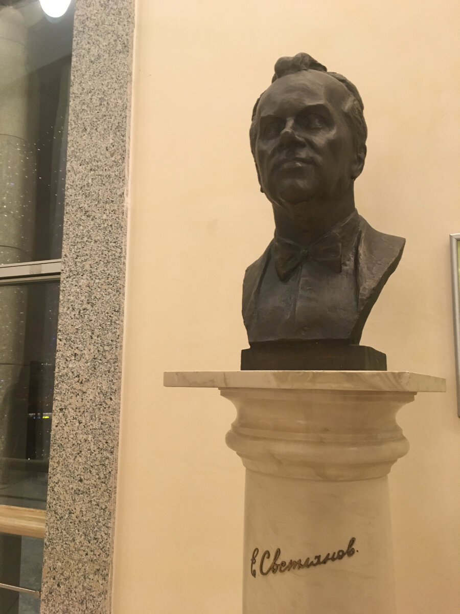 Бюст Светланова в фойе Светлановского зала ММДМ на втором этаже