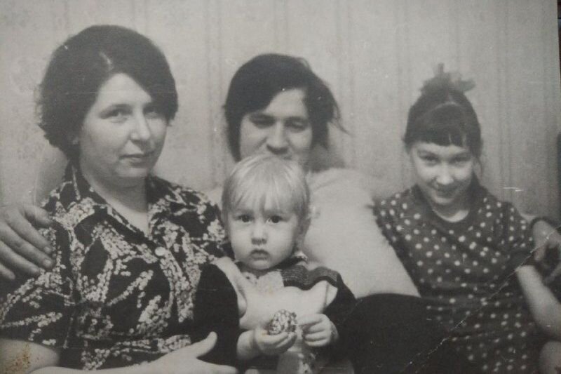 Николай Атласов с мамой, папой и сестрой