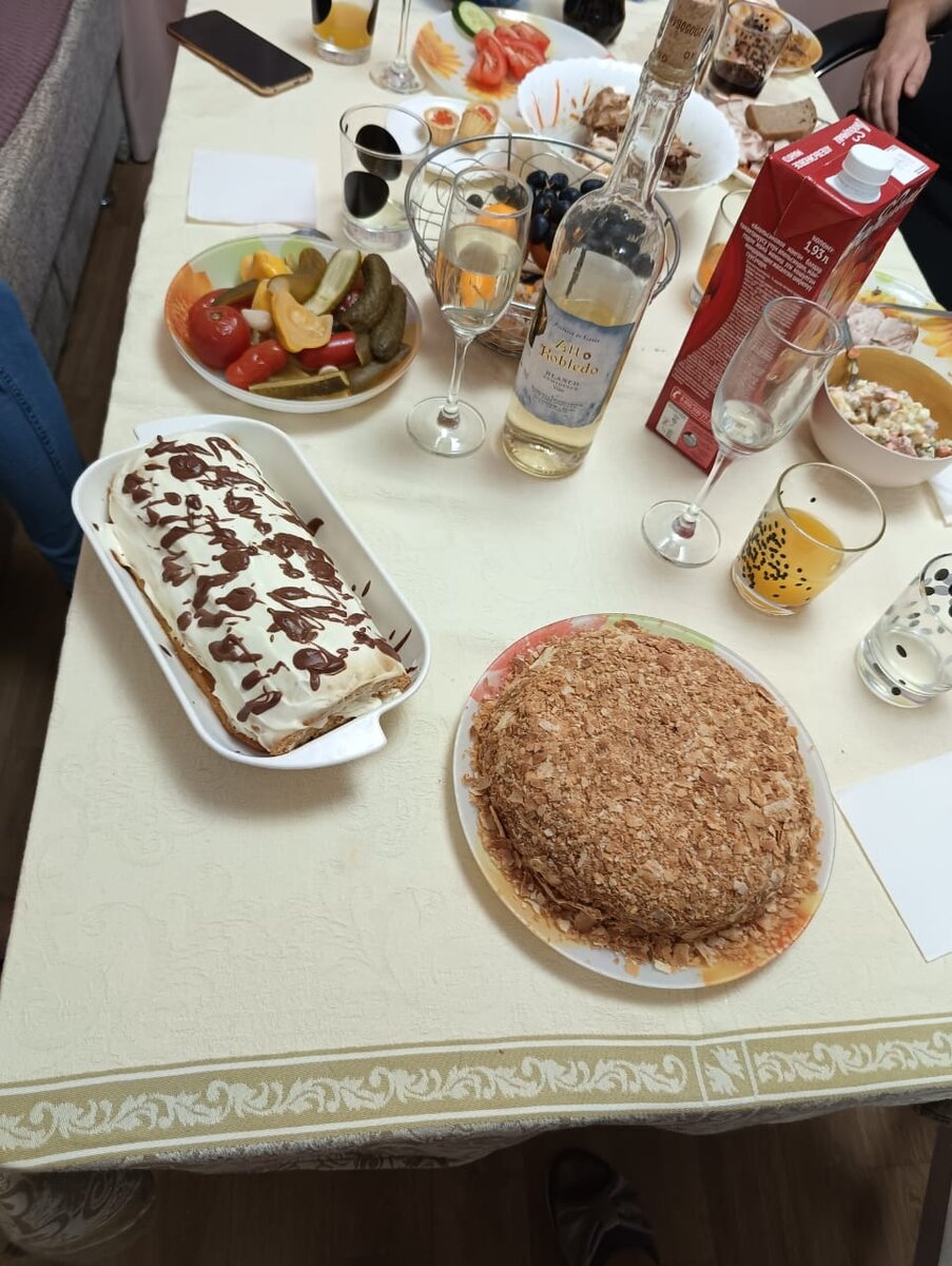 Рулет и торт. Фото автора