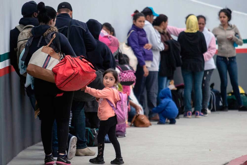 малолетнего мигранта. подростки беженцы. малолетнего мигранта. мигранты в школе. беженцы в школе.