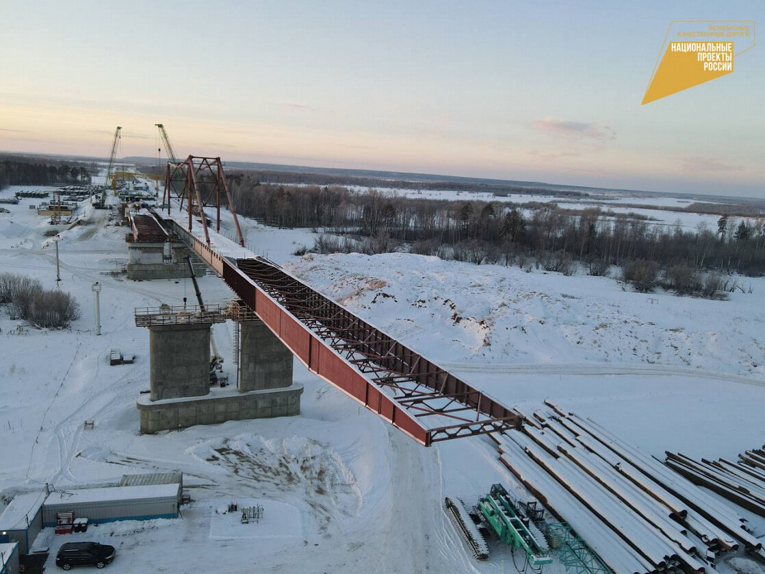    Строительство моста через реку Обь в районе Сургута ведется круглосуточно