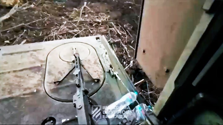 КАДРЫ ШТУРМА НА АВДЕЕВСКОМ НАПРАВЛЕНИИ: ТРЕТЬЯ БРИГАДА ВСУ, ВЫСАДИВШИСЬ С АМЕРИКАНСКОЙ БМП, СРАЗУ НЕСЁТ ПОТЕРИ. СКРИНШОТ: ТГ-КАНАЛ "ШТУРМОВАЯ БРИГАДА ВСУ"