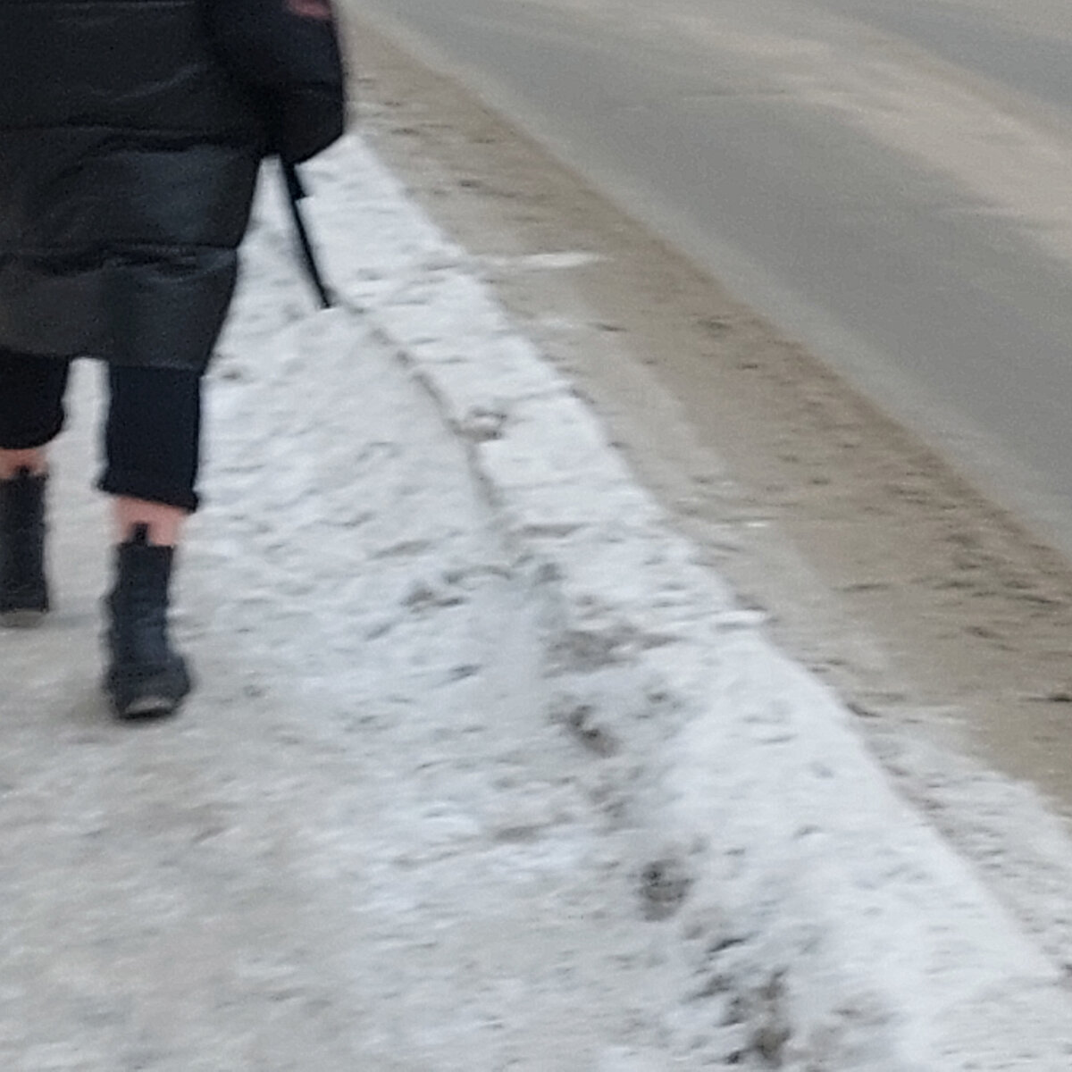 Видите эти красные замерзшие ноги у студентки? И таких полно.