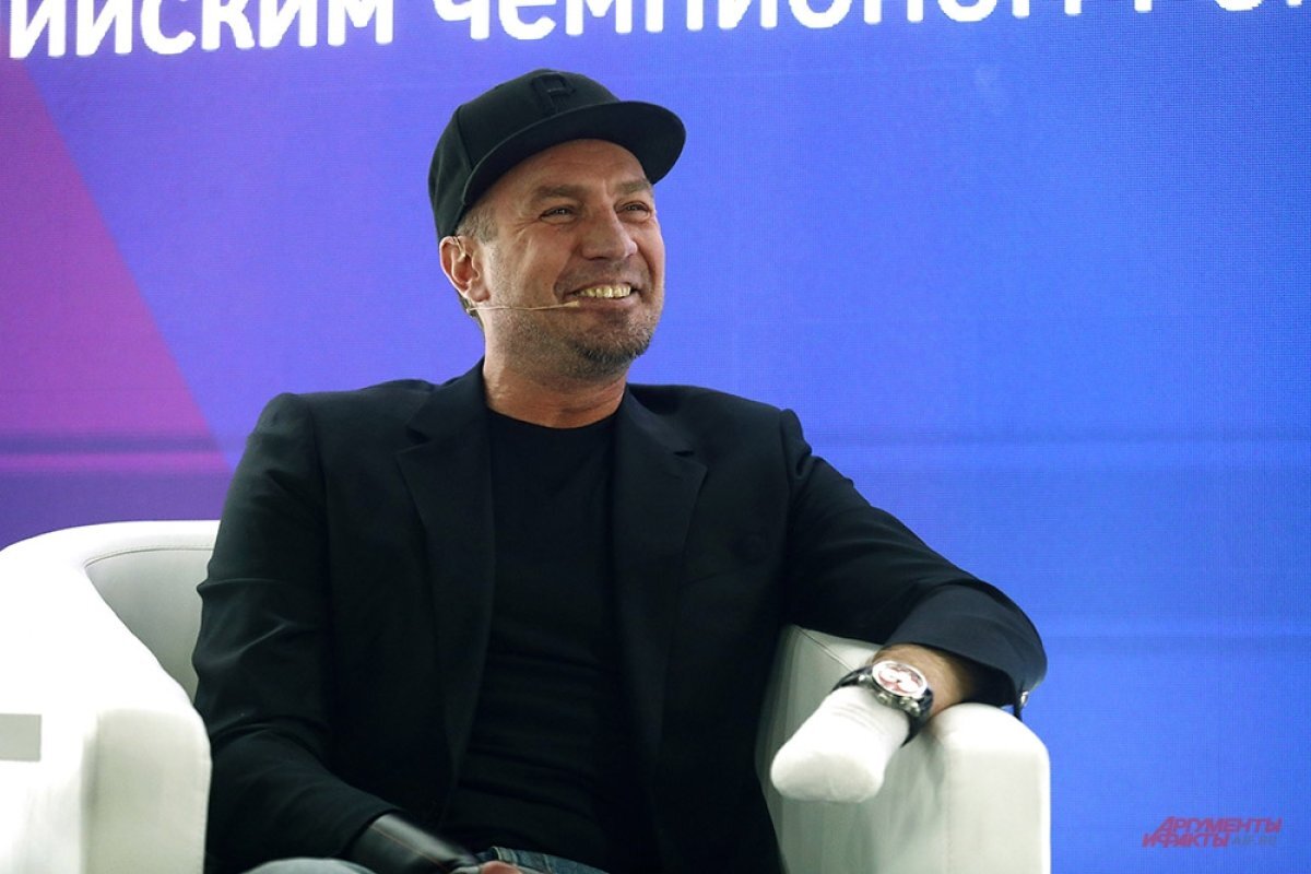    Роман Костомаров написал, что учится кататься заново.