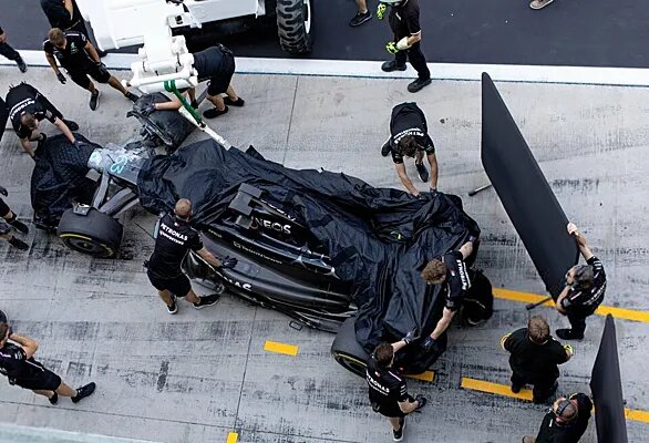 Разбитый Mercedes Расселла после аварии на тестах