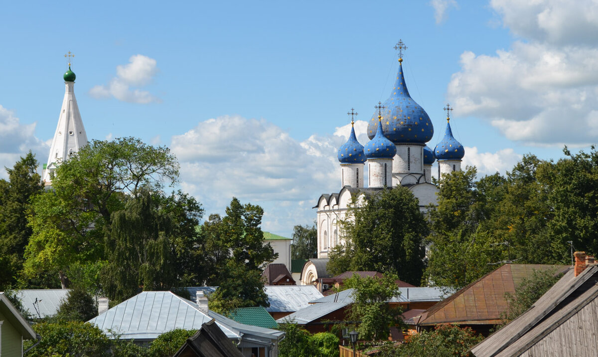 Храм в Суздале с куполами