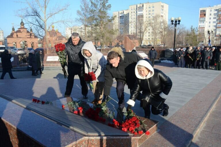    В Оренбурге прошел митинг памяти погибших в вооруженном конфликте в Чечне Марина Шарт
