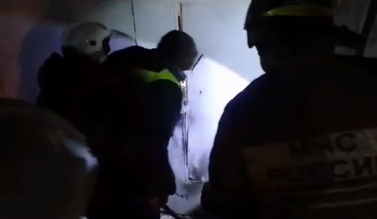    Орские спасатели взломали дверь и успели вытащить из гаража юношу без сознания Белов Михаил Александрович