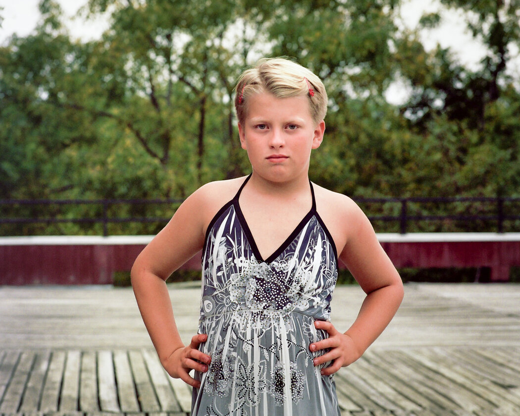 Маленький трансгендер. Мальчики в платьях девочек 12 лет. Мальчик в платье. Мальчики в платьях лагерь. Мальчик 11 лет в платье.