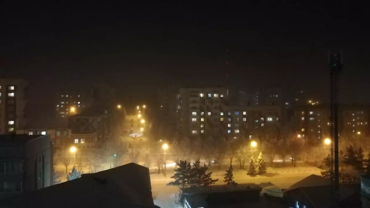     Вечером 11 декабря в Красноярске объявили режим НМУ второй степени опасности впервые за 7 лет. Предприятия должны снизить количество выбросов до 40%.