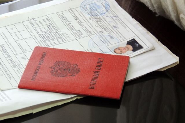 При трудоустройстве на работу кроме паспорта, СНИЛС и других бумаг может потребоваться военный билет. Это один из основных документов, и его можно использовать для подтверждения личности.