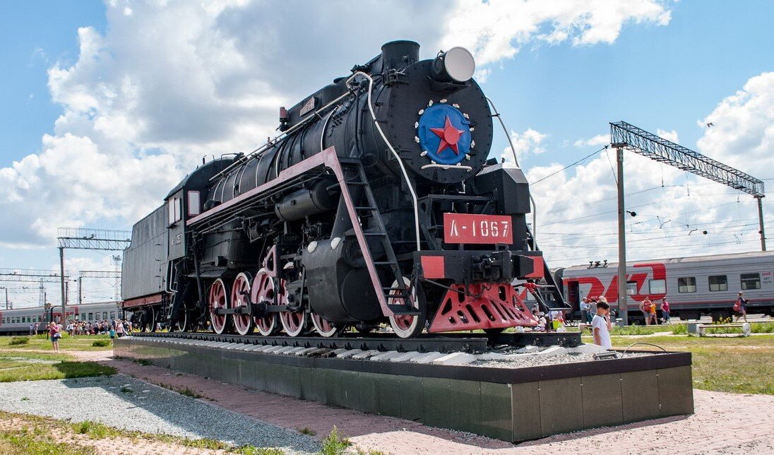 Станция барабинск. Памятник паровоз л-1067 Барабинск. Барабинск паровоз памятник. Паровоз Барабинск на вокзале. Памятник паровоз Арзамас.