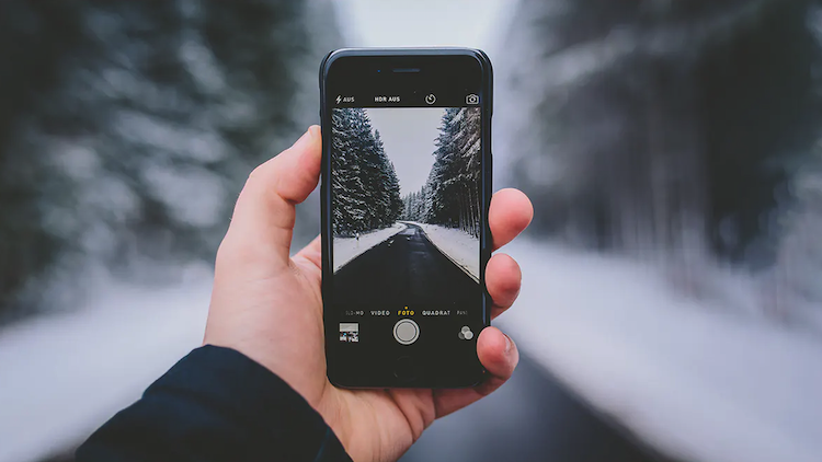 Сделать хорошую фотографию зимой. Что может быть лучше? Но телефону в этот момент точно не будет хорошо.