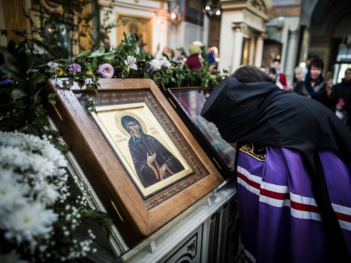    Верующие возле иконы блаженной Ксении ПетербургскойCC BY-SA 2.0 / Saint-Petersburg Theological Academy / День памяти блаженной Ксении Петербургской