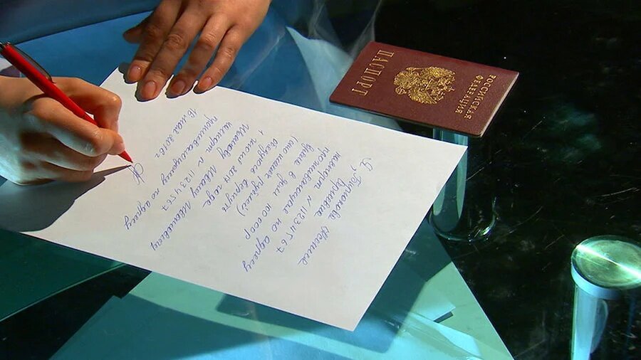 имеет ли силу рукописная расписка без заверения нотариусом. человек пишет расписку. документ о получении денежных средств образец. подписание расписки. подписание расписки.