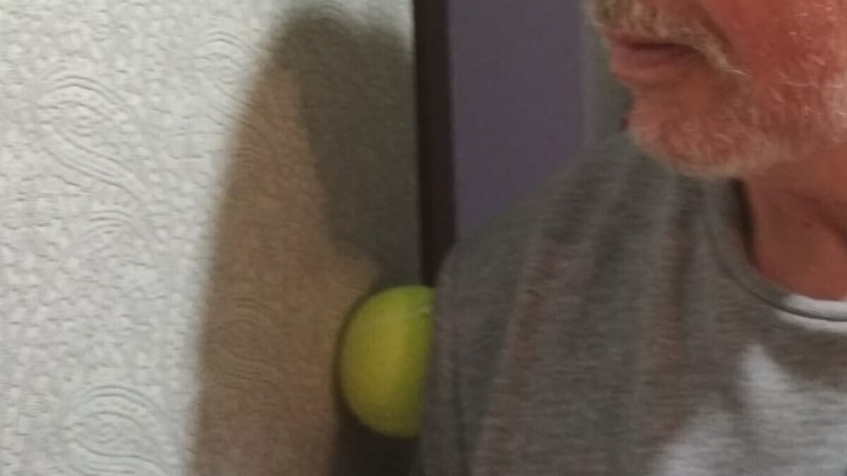 Средняя дельта болит. Если передняя - становимся лицом к стенке, воздействуя точно также.