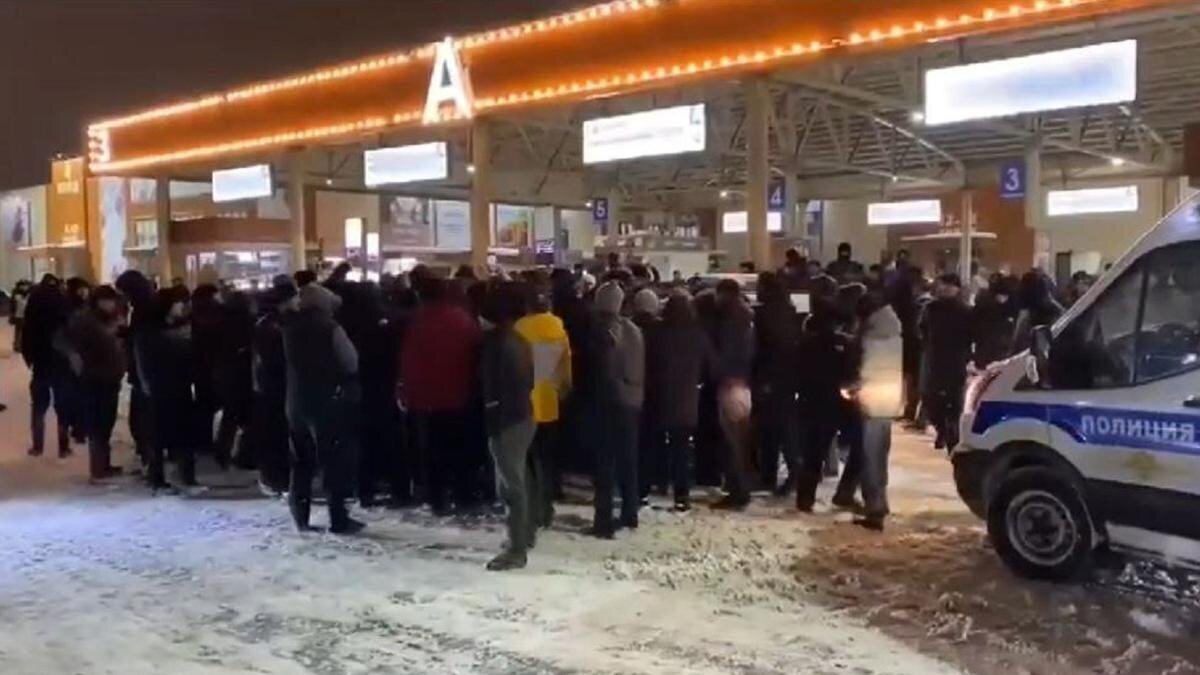 "Выстрелы, избитые полицейские и обезумевшая толпа": Мигранты в Москве ...