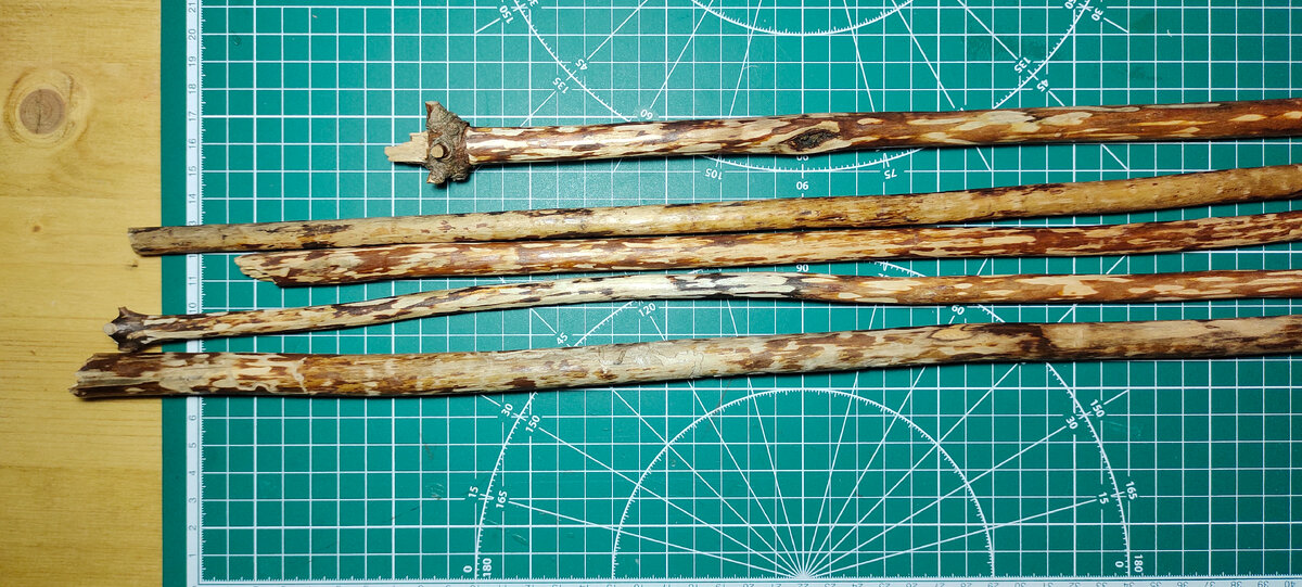 Очищенные сухие ветки для каркаса дивана.