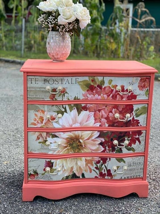 коралловый корпус комода и цветочные принты на фасаде
