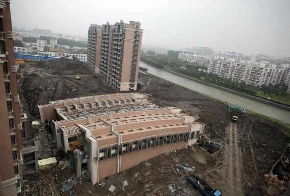В Шанхае упал 13-этажный дом, сооруженный без фундамента. Спрашивается - почему китайские архитекторы забыли про фундамент? И почему им не сделали замечание китайские рабочие?