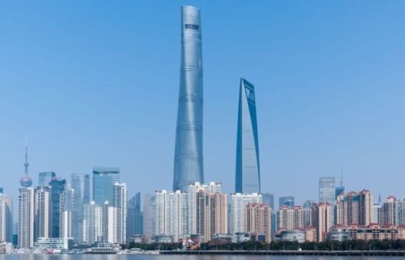 Шанхайская башня, построенная американской компанией Gensler Research Institute. Справа от нее - Шанхайский всемирный финансовый центр, построенный американской компанией Kohn Pedersen Fox