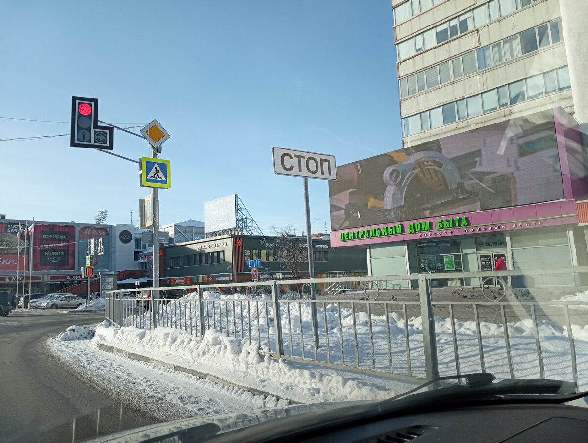 Здесь снег чистят. Центр города, всё таки. А на периферии не чистят