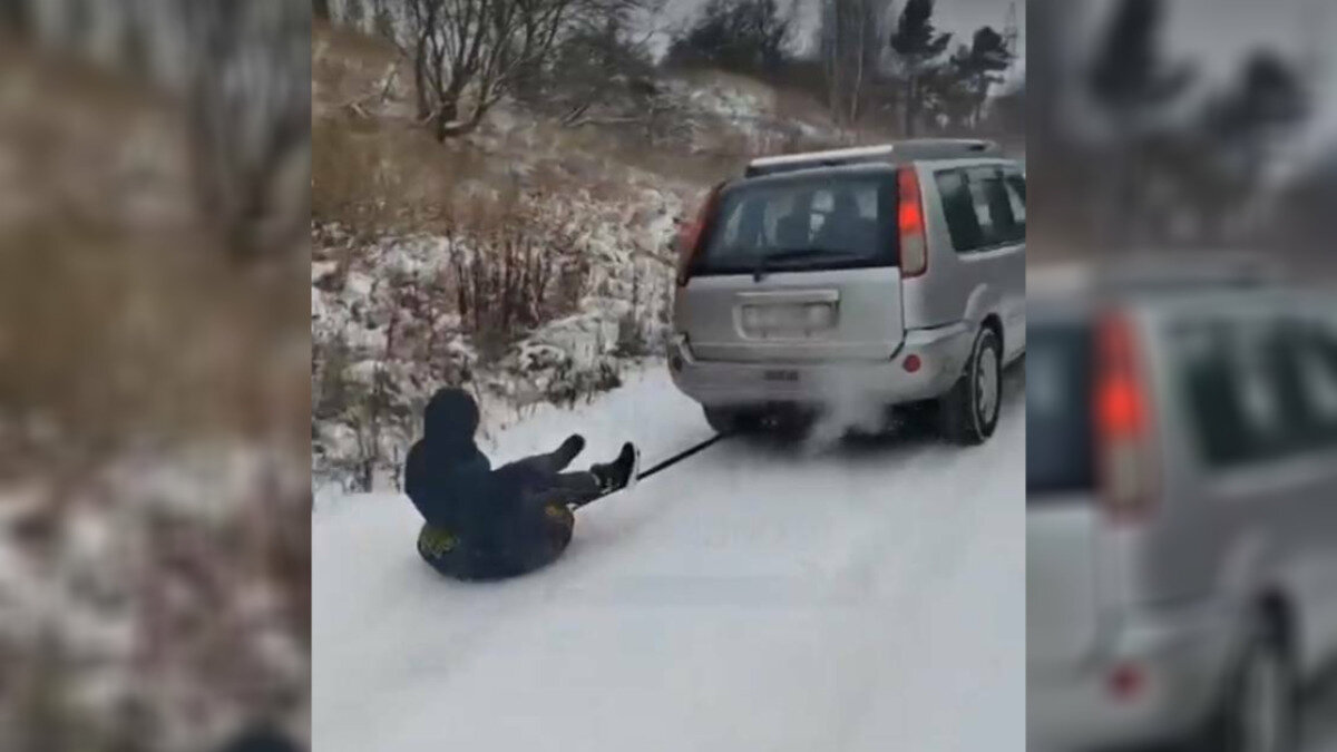 В сеть попало видео, на котором автомобиль чуть не сбивает ребенка