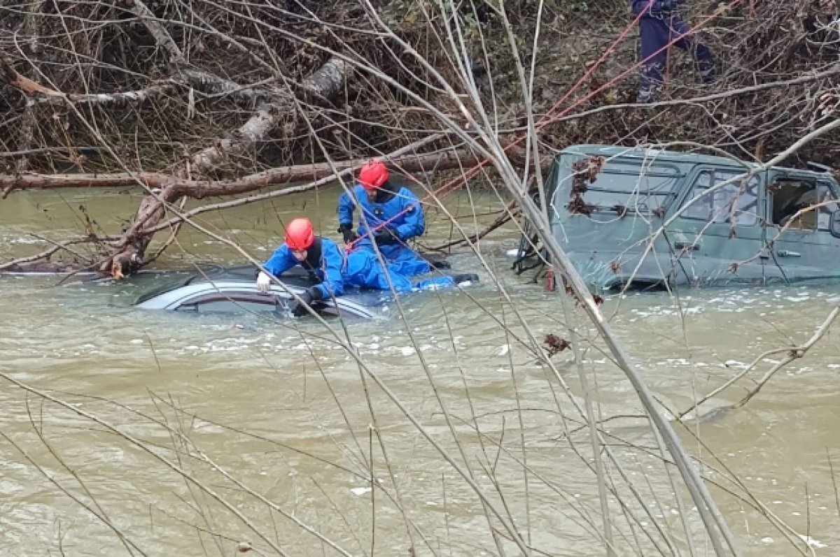    На Кубани подняли два затонувших автомобиля со дна реки Афипс