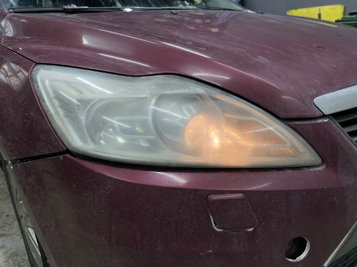Сегодня у нас в студии Ford Focus 2 на комплекс по улучшению света. Штатно автомобиль на ксеноновой оптике, которая перестала светить.-2