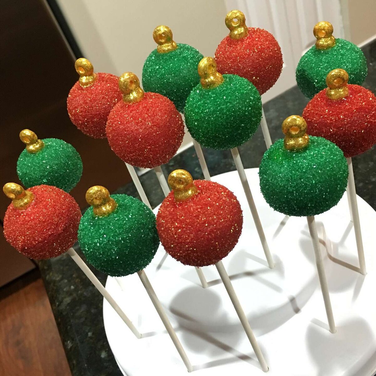 Новинки русской попсы 2023 год. Кейк Попс новогодний. Новогодние Cake Pops (пирожное на палочке). Кейк попсы новогоднее ассорти. Новогодний декор кейк попсов.