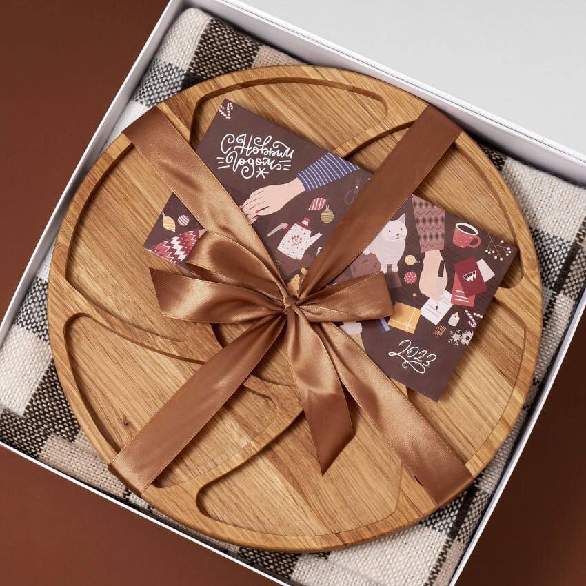 Блюдо из натурального дерева станет центром множества событий. С ним можно посмотреть кино, устроившись на диване и укутавшись в плед. Орешки, сыр, крекеры станут отличной компанией.
Оно украсит праздничный стол: красиво сервируем оливки, инжир, бри и пармезан.
А можно устроить пикник: на менажнице разложим свежие ягоды, абрикосы и сухофрукты.