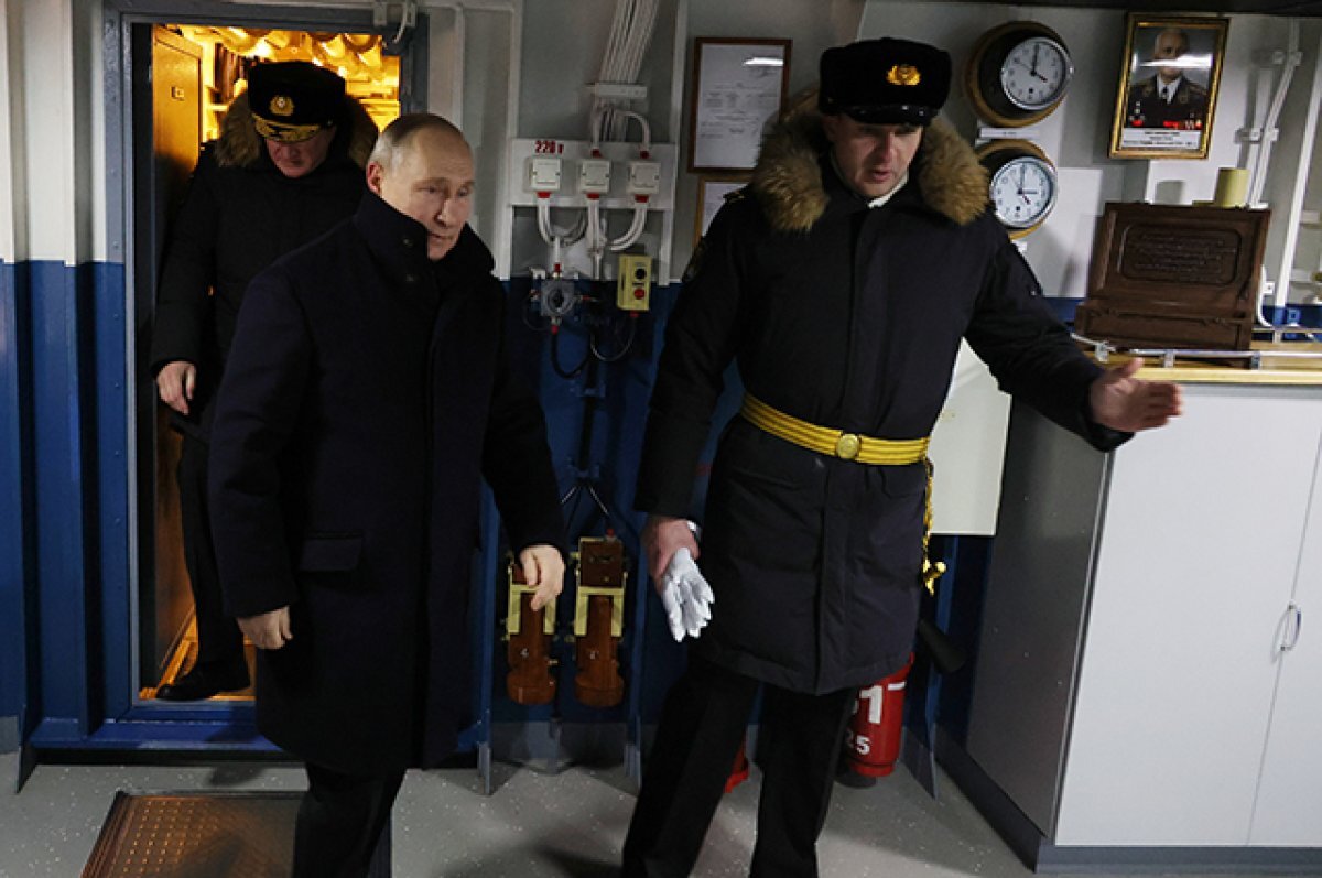    Владимир Путин во время осмотра фрегата «Адмирал Касатонов» в Северодвинске.