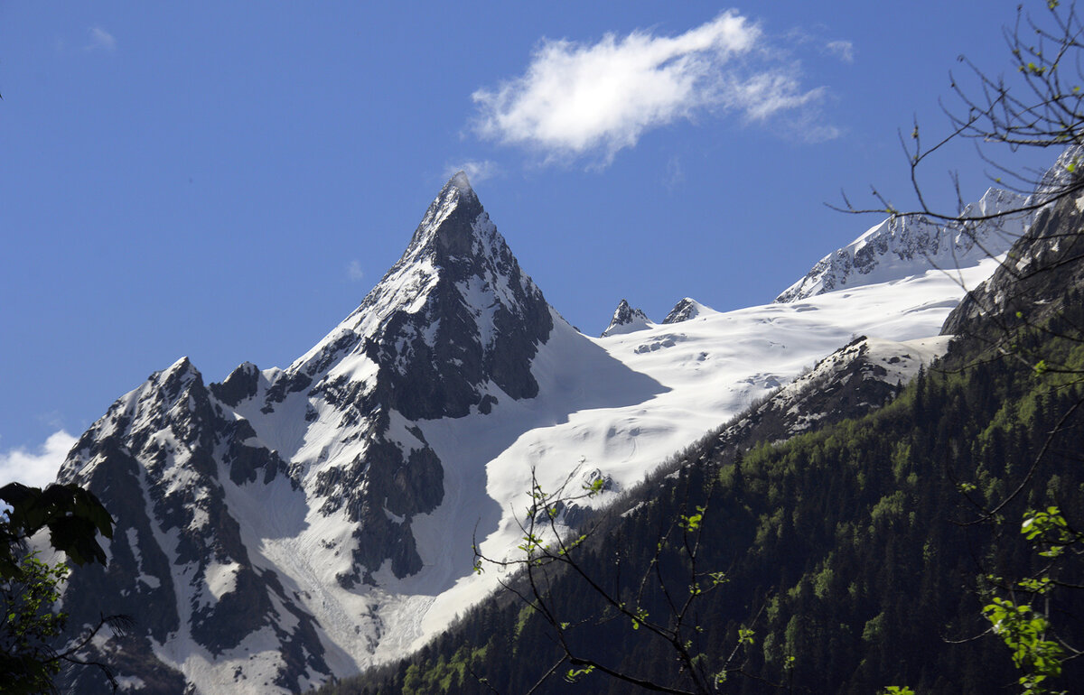 Инэ домбай. Домбай (горная территория). Пик инэ домбай. Гора пик инэ домбай. Пик инэ домбай.